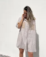 Camisola color beige a rayas verticales finas, confeccionada en lino 100% con bolsillos de gamuza color beige.