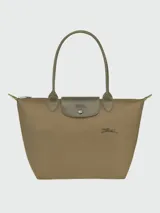 Bolso tote Longchamp modelo Le Pliage M, plegable, de nylon color tostado con detalles en cuero color oliva.