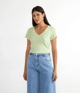 Remera verde claro de algodón y poliéster, con escote en V, manga corta y bolsillo en el pecho.
