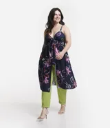 Blusa larga de viscosa con estampado floral, escote en V con lazo, breteles medianos y abertura frontal.