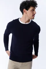 Buzo de punto con cuello redondo a la base, color azul marino.