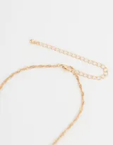 Cadena corta dorada con dije de la letra A cubierto de strass.