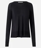 Suéter negro de punto con cuello redondo y mangas largas.