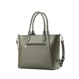 Cartera tote color verde con diseño calado y detalle de borla. Tiene doble asa de mano trenzada y correa larga regulable extraíble.