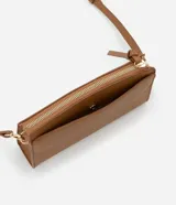 Cartera bandolera pequeña color marrón, con correa larga ajustable, cierre de cremallera y tirador.