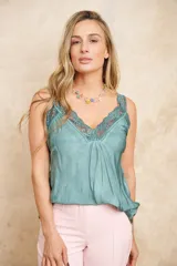 Musculosa color verde agua de seda con encaje en escote y breteles finos.