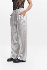 Pantalón jogger plateado de corte wide leg y cintura elastizada con lazo ajustable.