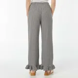Pantalón largo de tela con estampado vichy en blanco y negro, corte palazzo, cintura alta con elástico y volantes en el ruedo.