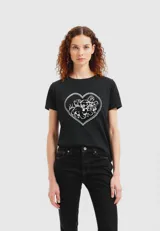 Remera negra de algodón con estampado frontal de ositos y flores dentro de un corazón.