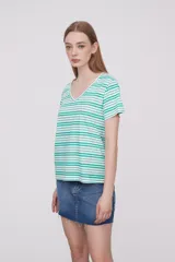 Remera blanca con rayas horizontales verdes, cuello en V y mangas cortas.