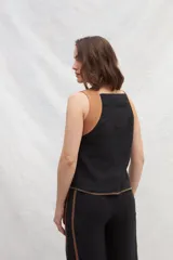 Top color crudo de lino, con breteles anchos en color blanco y corte recto.