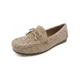 Mocasín Panama Jack color beige con detalle de perforaciones y moño en la parte delantera.