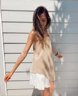 Vestido corto color beige con tirantes finos y corte recto.