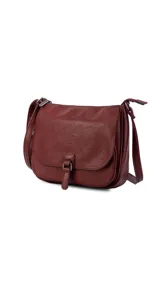 Bandolera color tostado con tapa y broche, bolsillo principal y bolsillos internos organizadores, cierre trasero y correa larga regulable.