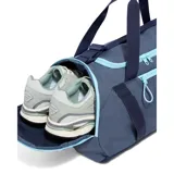 Bolso deportivo Under Armour Undeniable, color negro con logo blanco. Cuenta con doble asa de mano, correa de hombro ajustable y múltiples compartimentos con cierre.