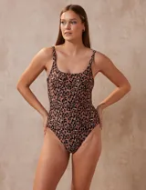 Malla enteriza marrón con estampado animal print, escote redondo y breteles regulables. Cuenta con copa armada y forro interno.