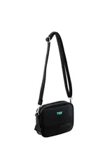 Bandolera negra con correa ajustable y logo TRDY en verde agua.