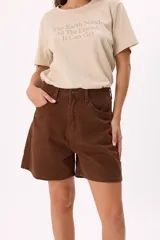 Bermuda color marrón de twill 100% algodón, de calce relajado.