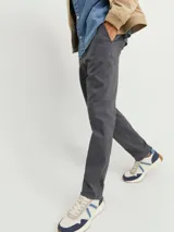 Pantalón chino gris oscuro con cierre de cremallera.