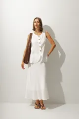 Falda midi de cuero color blanco, corte evasé y cintura alta.