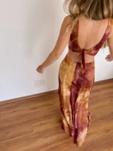 Vestido largo de tirantes con estampado de tie-dye en tonos cálidos.