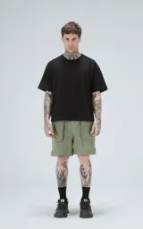 Bermuda militar de corte oversize con múltiples bolsillos, detalles reflectivos y cinturón con hebilla.