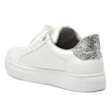 Championes blancos de cuero sintético con detalle de rayo plateado en el lateral y glitter plateado en el talón.