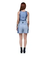 Short de jean celeste y azul con efecto degradado, tiro medio/alto, calce relajado y largo medio.