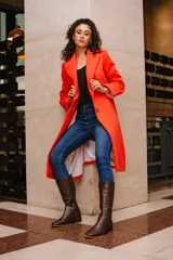 Bota de caña alta de cuero color rojo, con cierre lateral y taco cuadrado de 4 cm.