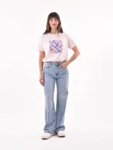 Remera color naranja con estampado de flores blancas.