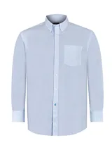 Camisa de hombre RKF, modelo WF PB, de manga larga con diseño a cuadros celestes y blancos. Tiene cuello abotonado, bolsillo en el pecho con logo bordado y tecnología wrinkle-free.