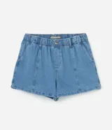 Short de jeans celeste, corte clochard, con cintura elástica, bolsillos tipo cuchillo y recortes verticales.