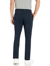 Pantalón de vestir azul marino, de corte slim, con bolsillos laterales y traseros.