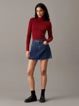 Sweater rojo de punto de algodón con textura de canalé, corte slim, cuello tortuga alto y manga larga.