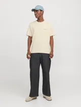 Camiseta de manga corta color crema, con cuello redondo y calce relajado. Presenta un pequeño logo de Jack & Jones estampado en el pecho y un estampado grande en la espalda.