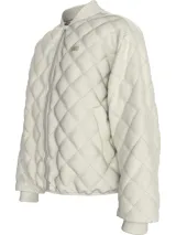 Campera bomber color blanco, acolchada con patrón de rombos, cuello, puños y ruedo acanalados, cierre frontal con cremallera y logo de la marca en el pecho.