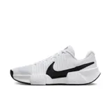Championes de tenis Nike GP Challenge Pro blancos con logo negro en el lateral.