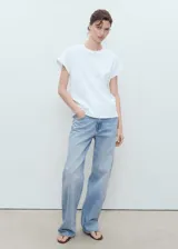 Remera blanca de corte recto, manga corta y cuello redondo.