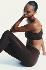 Calza capri de lycra color marrón oscuro, tiro alto y tejido combinado en tul a tono.