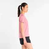 Remera deportiva de poliéster color rosado, de corte clásico y manga corta.