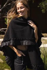 Ruana marrón tejida en lana merino con detalles de lino y flecos.