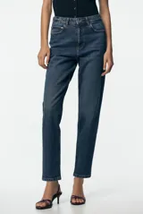 Pantalón de jean negro de corte recto, tiro alto y largo tobillero.