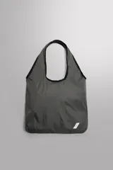 Bolso shopper gris confeccionado en tejido técnico con cierre mediante hebilla de liberación rápida, asa de hombro y logo estampado. Plegable tamaño bolsillo.