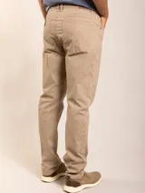 Pantalón de sarga color marrón, de corte recto y cinco bolsillos.