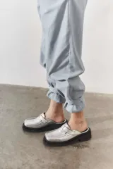 Sandalias doradas con diseño moderno y suela de goma, aportando comodidad.