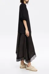Vestido midi de corte línea A con vuelo, confeccionado en bimateria. Presenta escote caja, mangas cortas con volumen y detalles de encaje en las costuras de la falda. De fitting estándar.