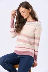 Buzo de tejido fino a rayas horizontales en tonos azul, celeste, beige y blanco, con cuello redondo y mangas largas.