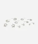 Set de aros plateados con diferentes diseños: aros tipo argolla de distintos tamaños, aros con forma de estrella y aros con strass.