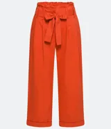 Pantalón clochard color naranja, con cintura elástica, cinturón para atar, cierre por cremallera, pliegues delanteros y barra doblada.