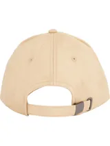 Gorra de béisbol de color beige claro, confeccionada en algodón, con visera curva y logo rectangular de Tommy Hilfiger bordado en el frente.